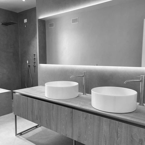 mobile in rovere con staffe di sostegno su misura e rubinetteria in acciaio inox